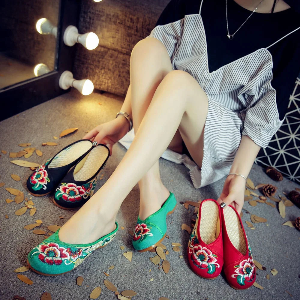 Veowalk Summer Women Canvas Closed Toe Flat Slippers Chinese Style Embroidered Ladies Casual Comfortable Mules Shoes Black Green