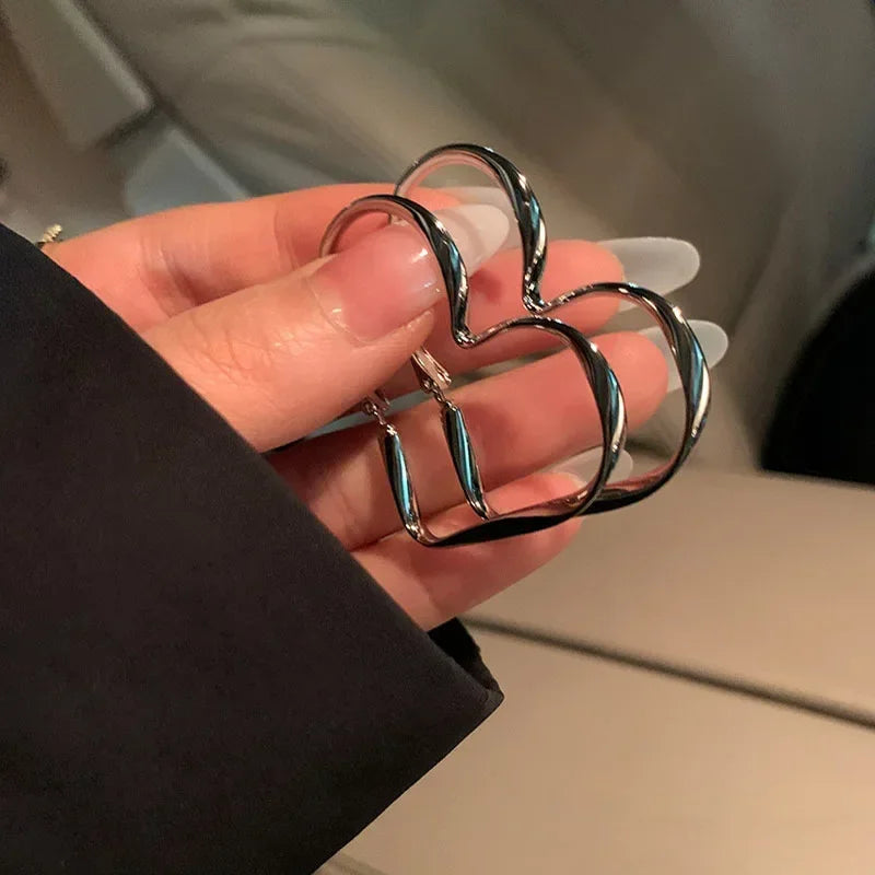 1Pair Big Hollow Heart Pendant Hoop Earring Women Fashion Exaggerated Heart Design Earring Cuff for Gir Jewelry Gift