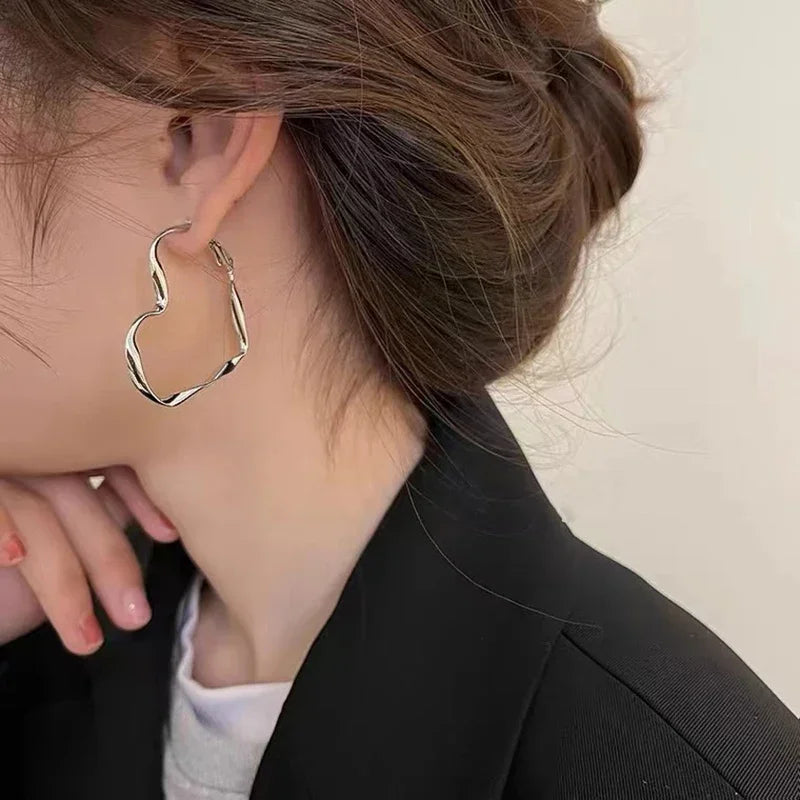 1Pair Big Hollow Heart Pendant Hoop Earring Women Fashion Exaggerated Heart Design Earring Cuff for Gir Jewelry Gift